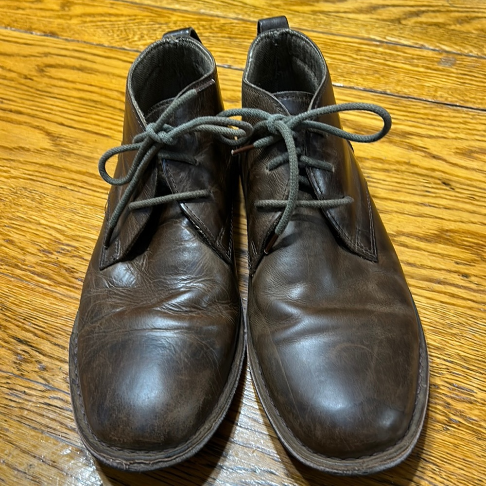 Varese Gobi Brown Men’s distressed leather chukka boots.  Rubber sole. Size 11.